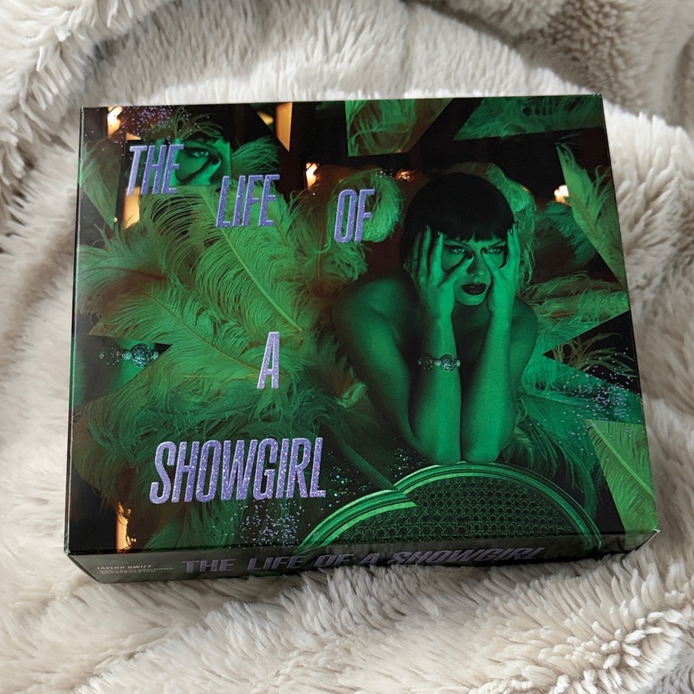 The life of a showgirl deluxe edition Actually Romantic necklace